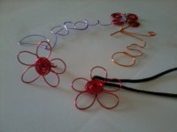 Conjunto de anillo y colgante de hilo de aluminio. Modelo (018): Margarita.